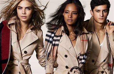 hoe adverteert burberry